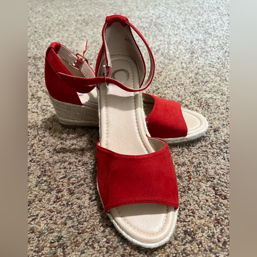 C WEDGES SIZE 8.5 BRAND NEW WITHOUT BOX 📦